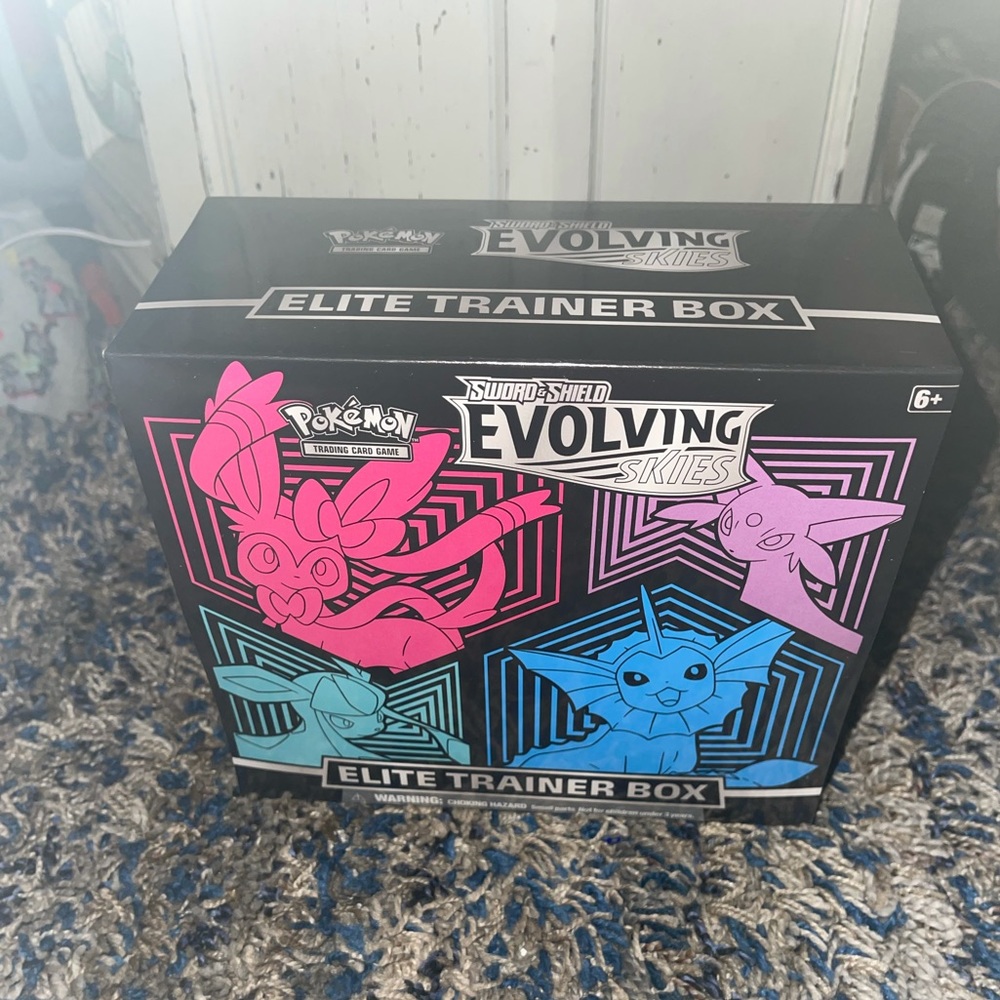 Pokémon Evolving Skies Elite Trainer Box